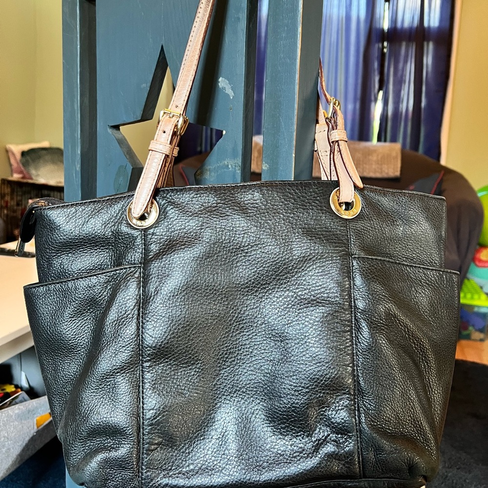 Black Mk purse. Gently used. Bought it off here but haven’t really used it.